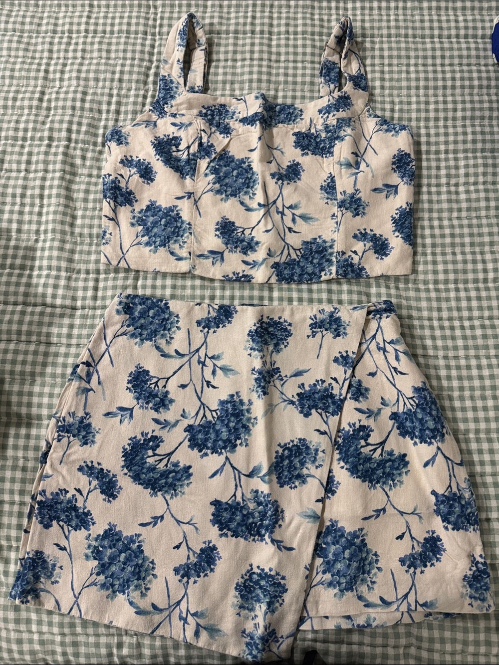 Abercrombie & Fitch Cream and Blue Floral Cropped Tank & Shorts Set